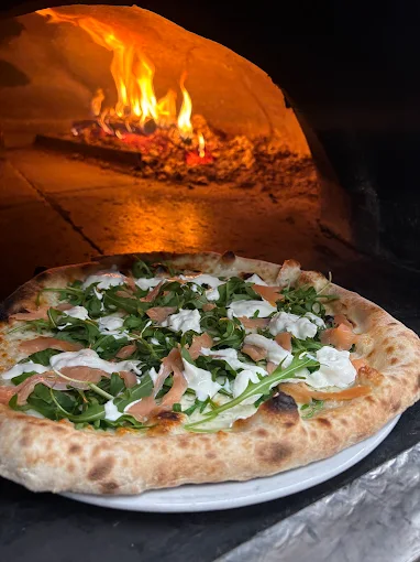 Pizza con Rucola e Salmone/Crudo